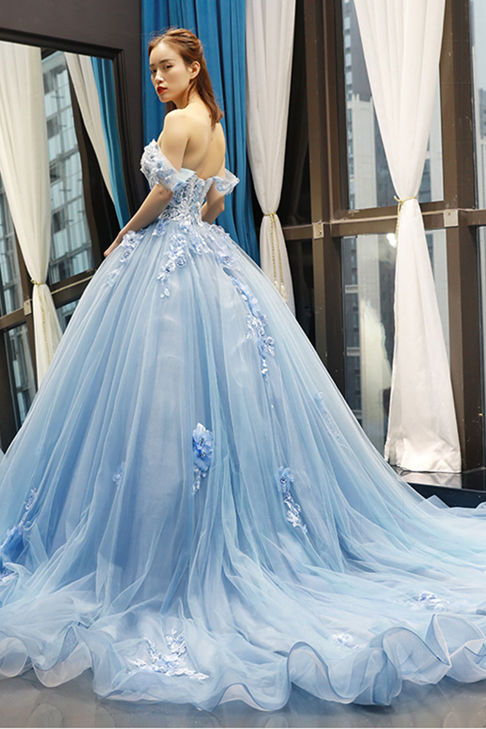 Robe de bal légère à épaules dénudées