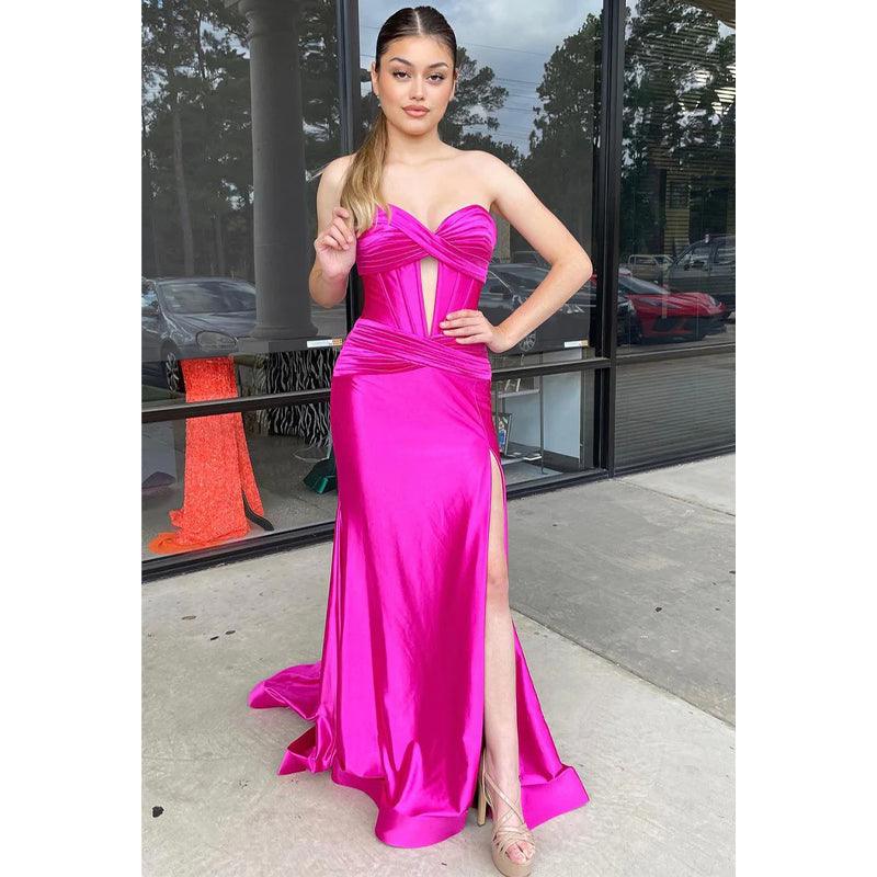 Vestido de fiesta largo fucsia sin tirantes y con abertura en la espalda 