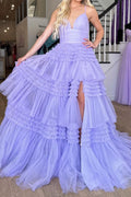 Magnifique robe de bal longue lavande à bretelles spaghetti et volants, coupe trapèze.