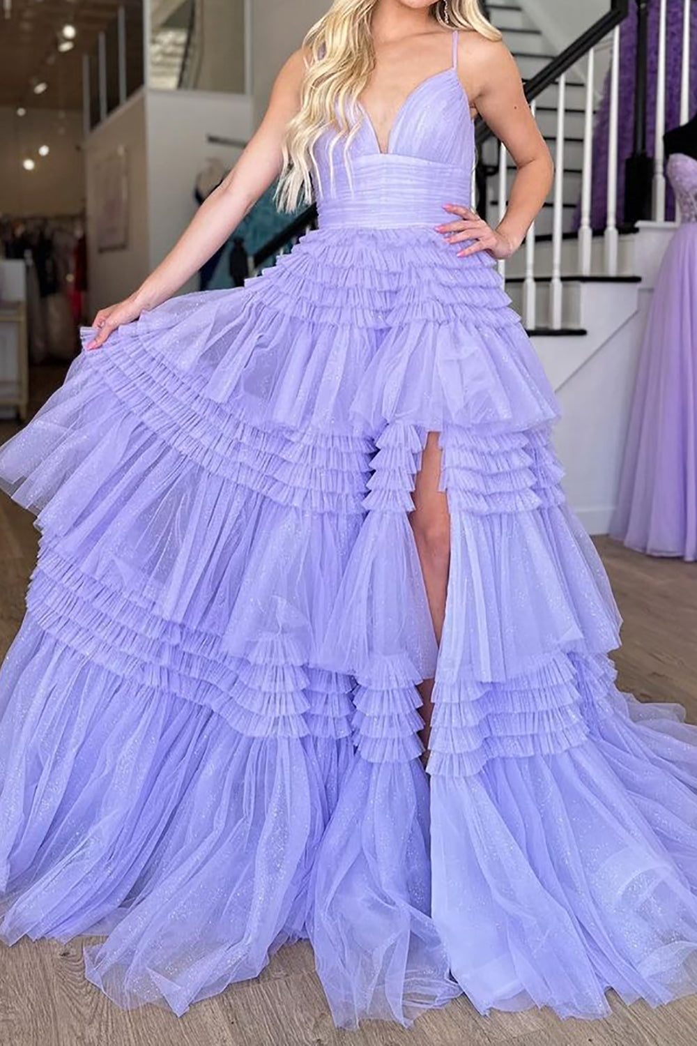 Vestido largo rosa de fiesta con tirantes finos, corte en A y abertura.