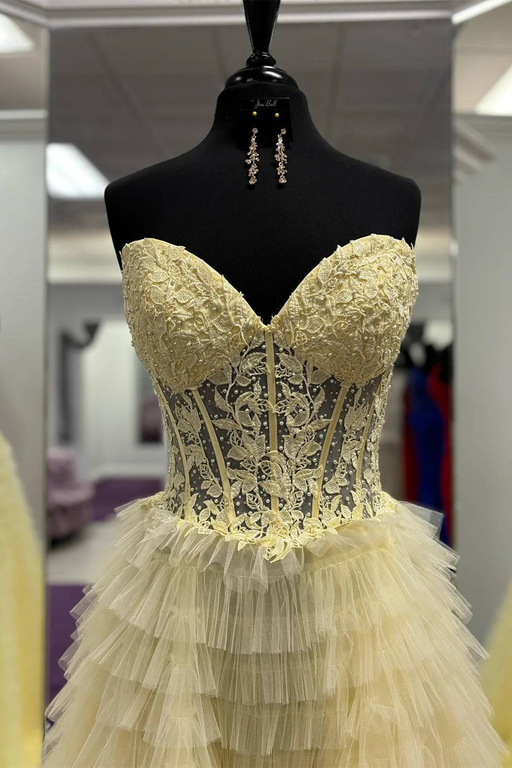 Precioso vestido de fiesta rosa de corte A con escote corazón y corsé, adornado con apliques.