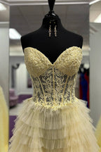 Precioso vestido de fiesta rosa de corte A con escote corazón y corsé, adornado con apliques.