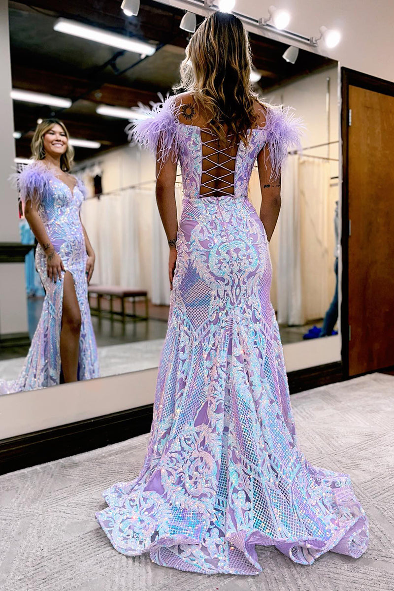 Robe de bal longue sirène à paillettes et sequins, épaules dénudées, ornée de plumes.