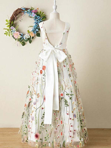 Vestido de niña con bordado floral de flores silvestres, tul superpuesto, corte en A, ajustado, escote en V, lazo en la espalda y estampado floral. 