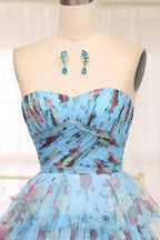 Charmante robe de bal longue bleue imprimée à épaules dénudées et à volants, coupe trapèze.
