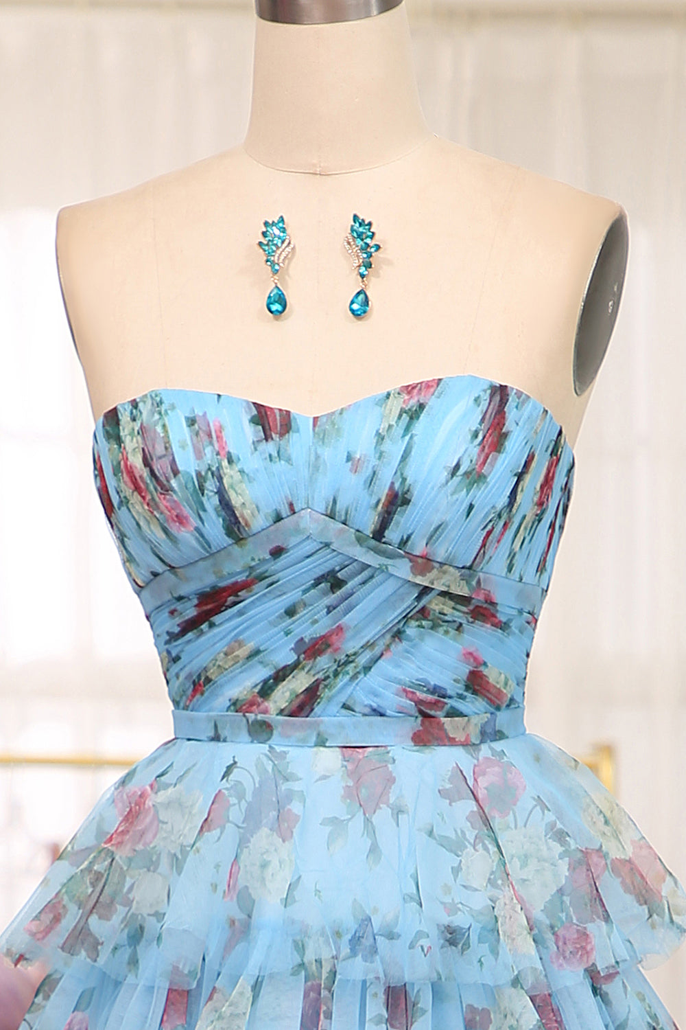 Charmante robe de bal longue bleue imprimée à épaules dénudées et à volants, coupe trapèze.
