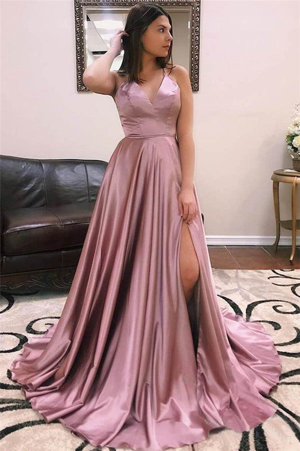 Vestido de sirena con tirantes finos y abertura en la espalda con tiras.