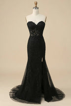 Robe de bal longue en dentelle à corset et décolleté cœur, fendue.