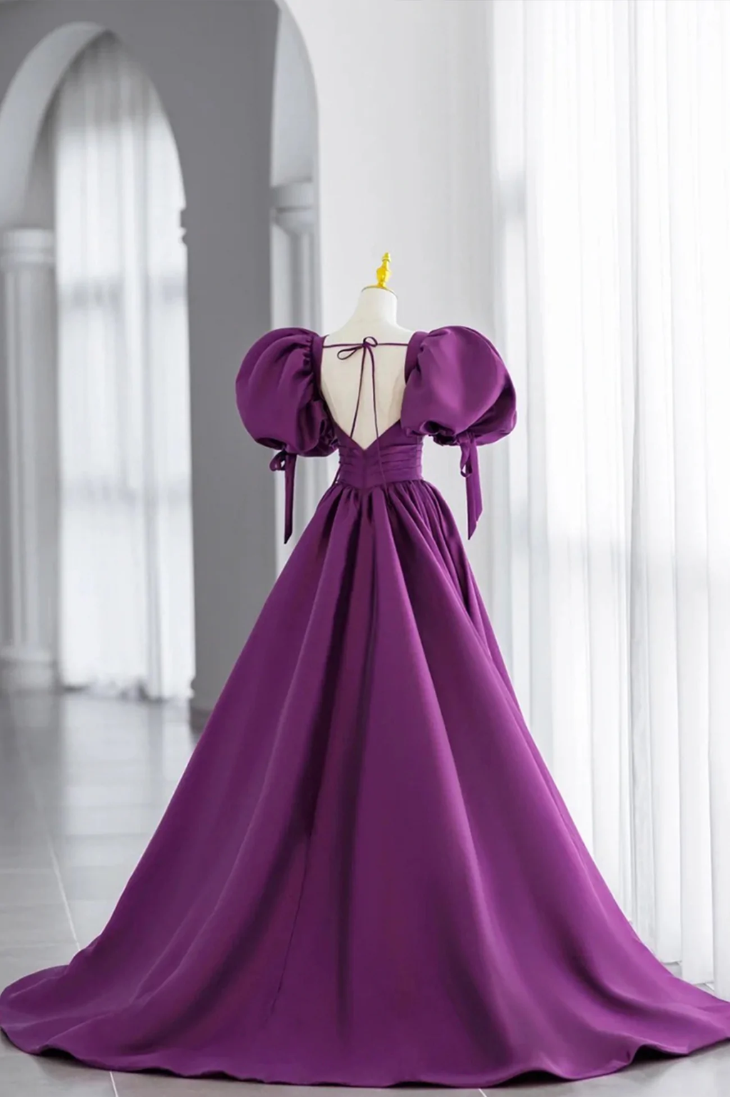 Vestido largo de fiesta de satén morado con mangas abullonadas y escote en V Y856