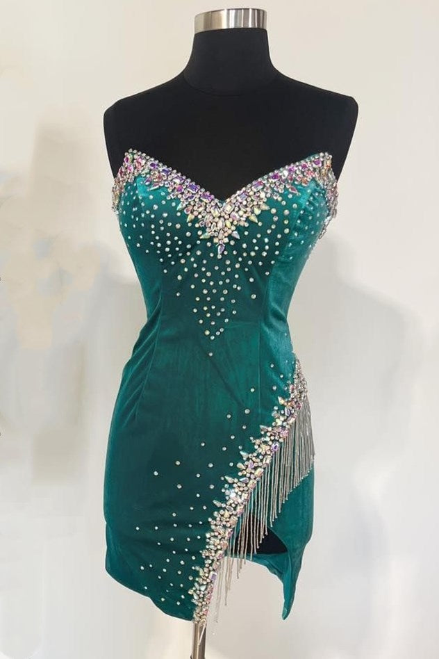 Robe de cocktail courte bustier en velours ornée de perles et de pompons
