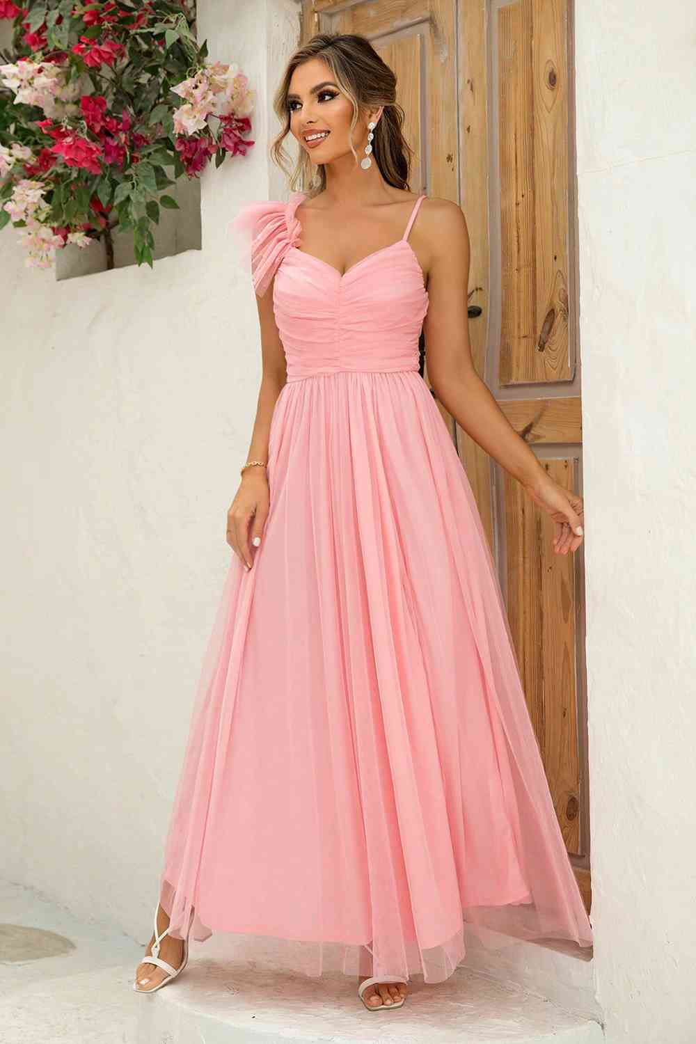 Robe asymétrique à fente froncée