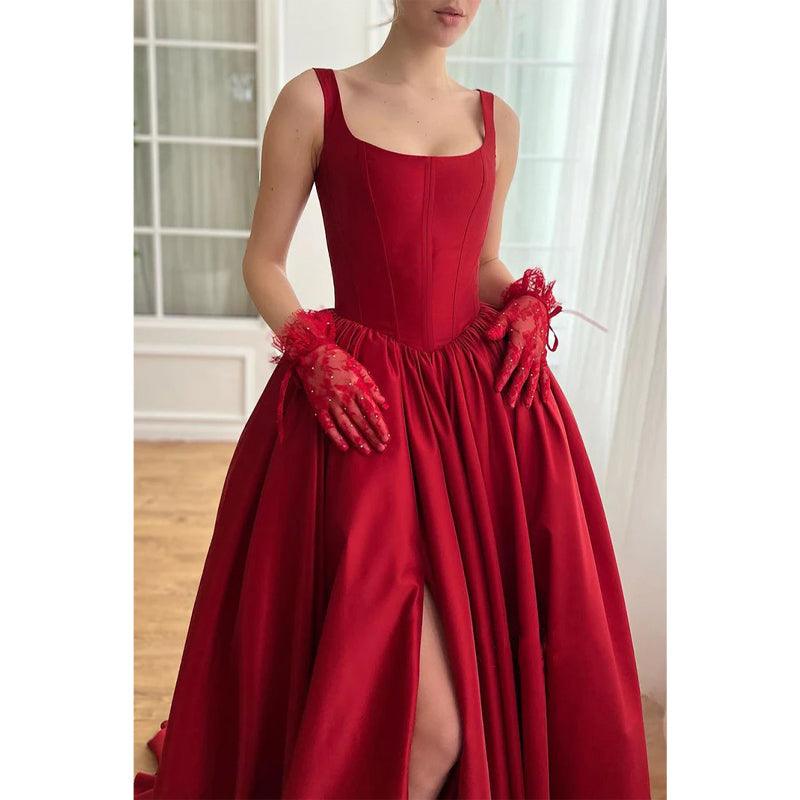 Robe de soirée en satin coupe trapèze à bretelles spaghetti et traîne fendue sur le côté 