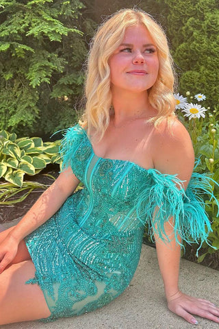 Robe fourreau courte à sequins bleu galaxie, épaules dénudées et plumes.