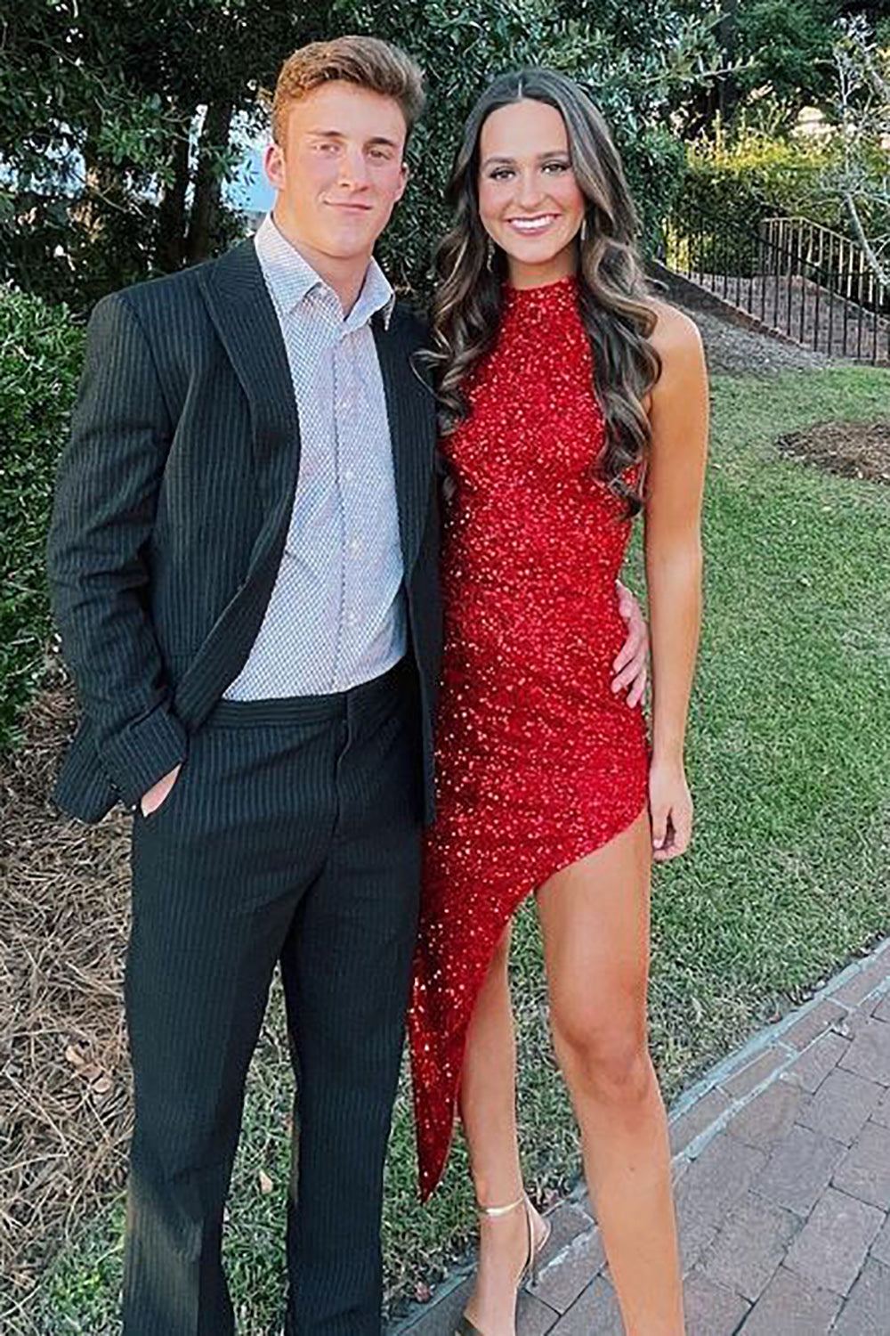Vestido asimétrico rojo de lentejuelas con cuello alto y corte recto para baile de bienvenida