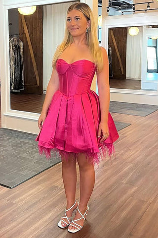 Elegante vestido corto fucsia de corte A con escote corazón y espalda cruzada para baile de bienvenida.