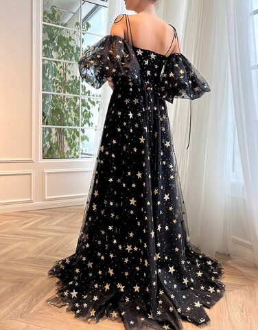 Tara | Robe de bal noire fendue sur le côté et ornée d'étoiles