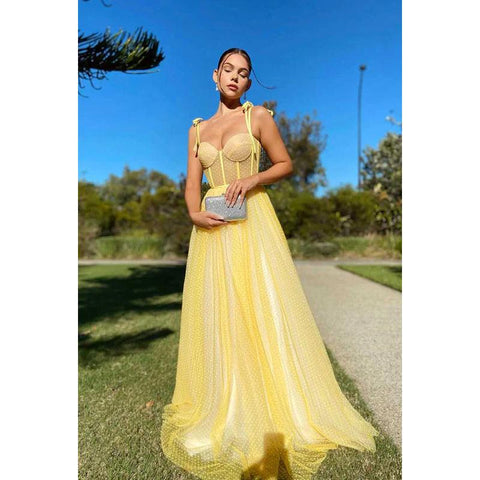 Vestido de fiesta de tul con lunares, tirantes finos y escote en forma de corazón