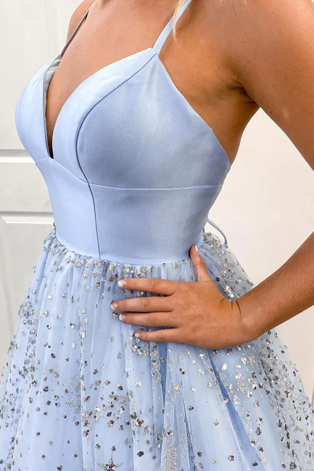 Vestido largo de fiesta azul claro con tirantes finos y corte en A, con pedrería