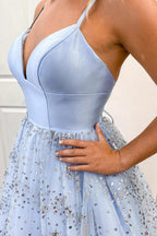 Vestido largo de fiesta azul claro con tirantes finos y corte en A, con pedrería