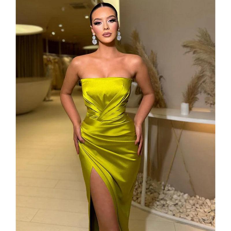 Vestido de fiesta largo de satén plisado, sin tirantes y con abertura lateral 