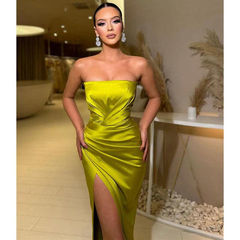 Robe de bal longue en satin plissée sans bretelles avec fente latérale 