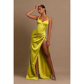 Robe de soirée longue froncée à col licou et décolleté en cœur avec fente sur la cuisse