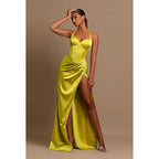 Robe de soirée longue froncée à col licou et décolleté en cœur avec fente sur la cuisse