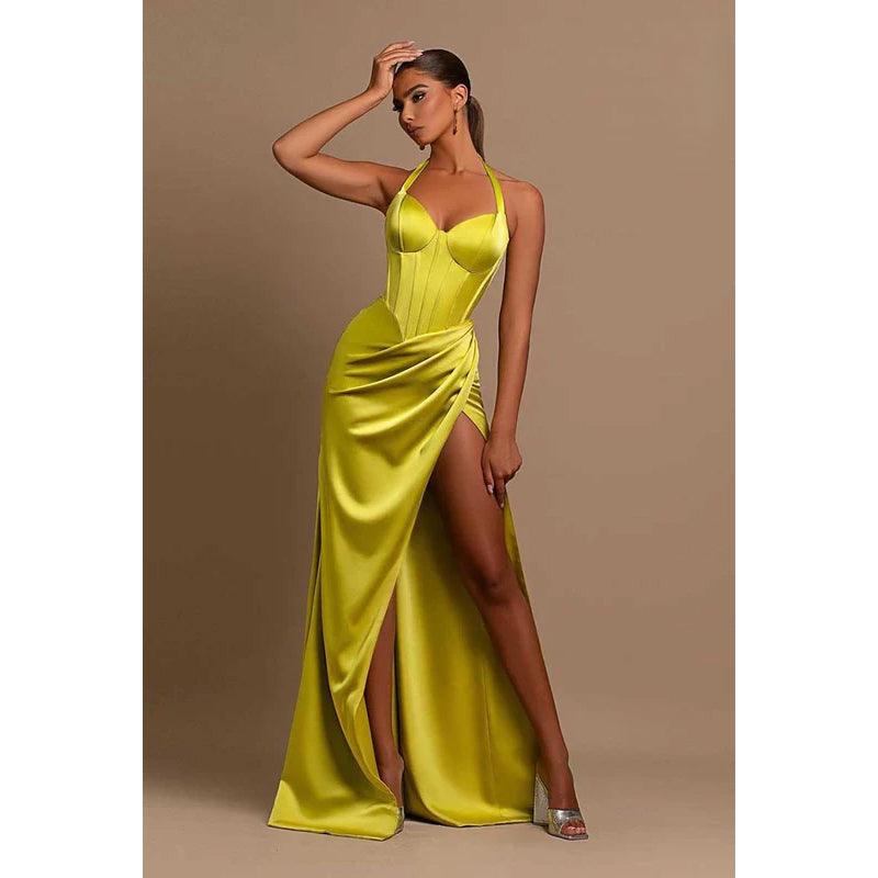 Robe de soirée longue froncée à col licou et décolleté en cœur avec fente sur la cuisse