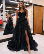 Vestido de graduación de tul brillante con hombros descubiertos y abertura.