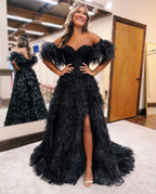 Vestido de graduación de tul brillante con hombros descubiertos y abertura.