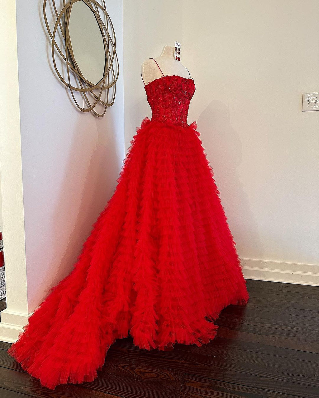 Vestido largo de fiesta de tul con lentejuelas y falda escalonada en línea A