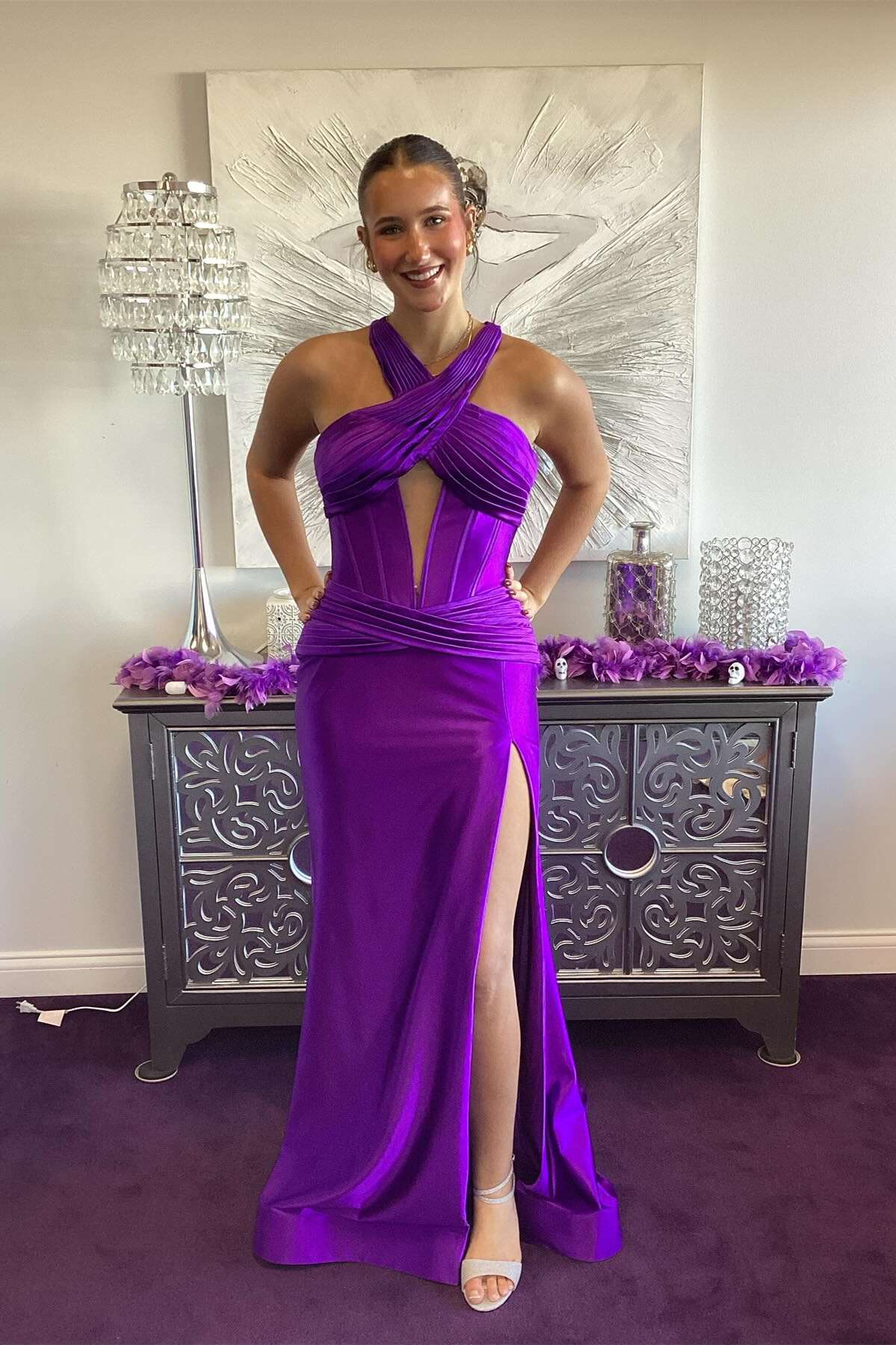 Veda | Robe de bal sirène fendue en satin vert avec encolure croisée 
