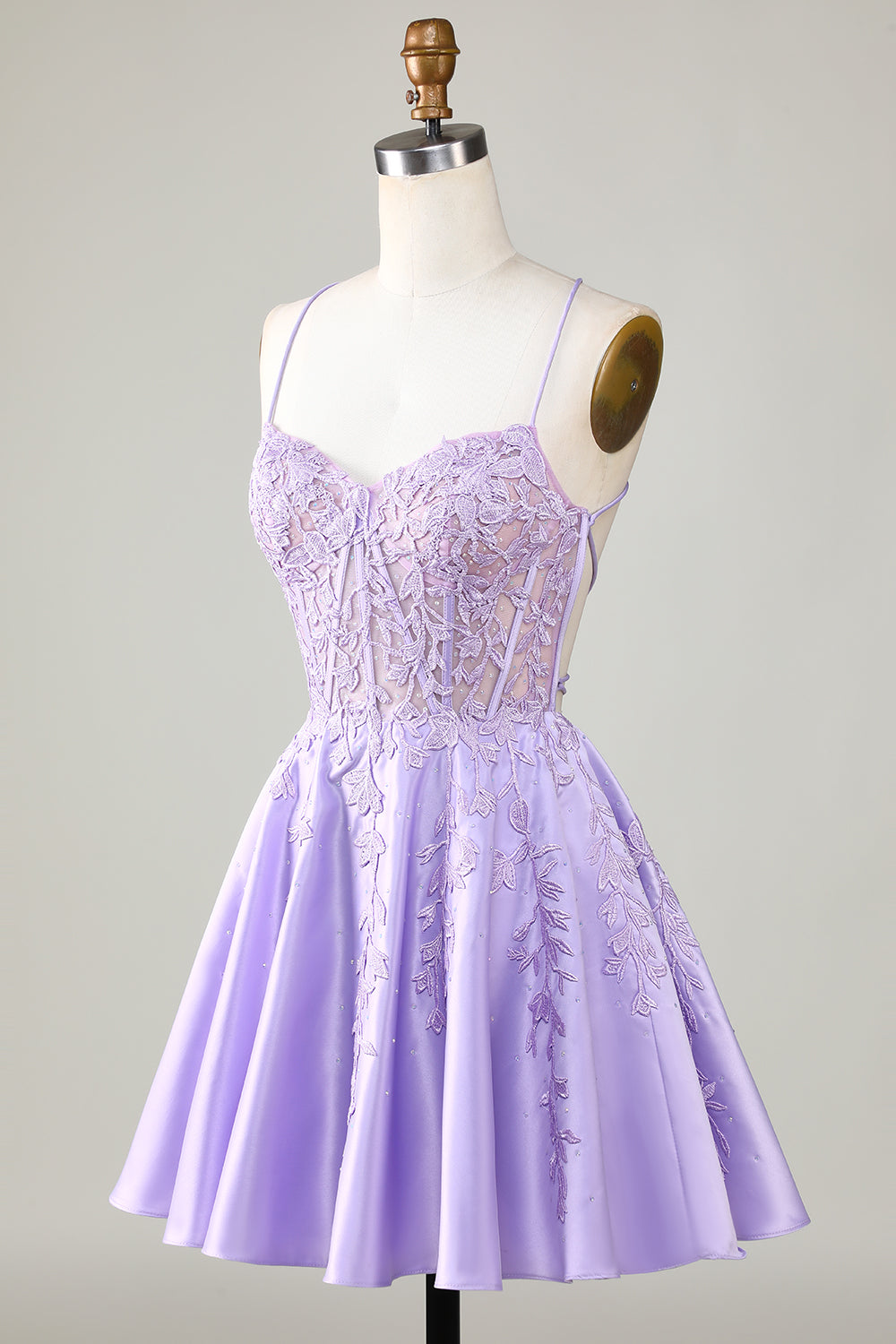 Precioso vestido de fiesta de línea A con tirantes finos, corsé y apliques.