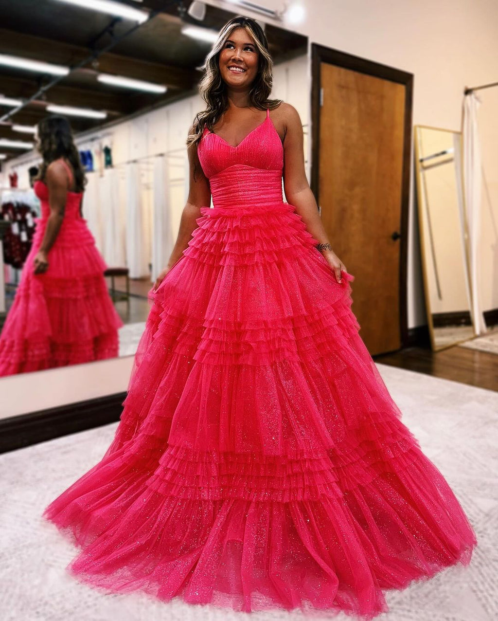 Vestido de fiesta largo de tul brillante con escote en V profundo y falda escalonada en línea A