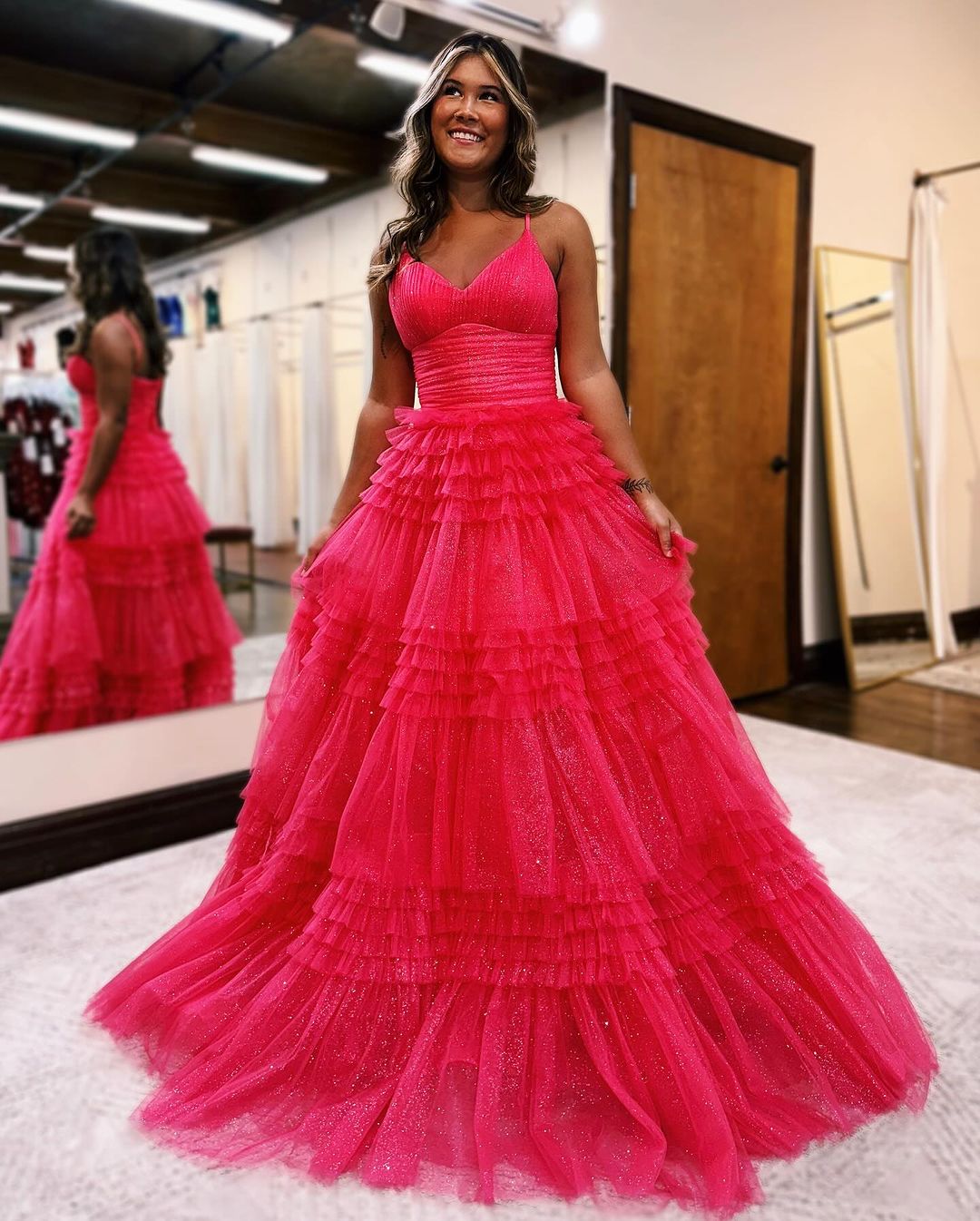 Vestido de fiesta largo de tul brillante con escote en V profundo y falda escalonada en línea A