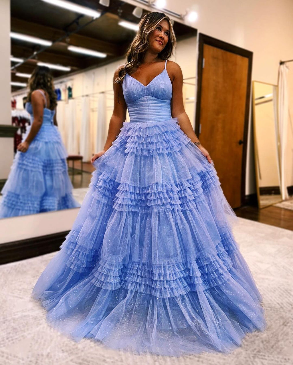 Vestido de fiesta largo de tul brillante con escote en V profundo y falda escalonada en línea A