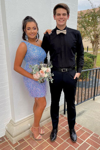 Robe courte asymétrique bleue à sequins et plumes. Élégante robe de bal à une épaule avec plumes.