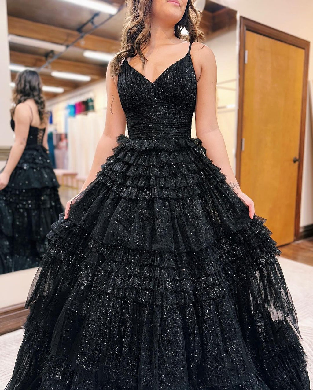Vestido de fiesta largo de tul brillante con escote en V profundo y falda escalonada en línea A