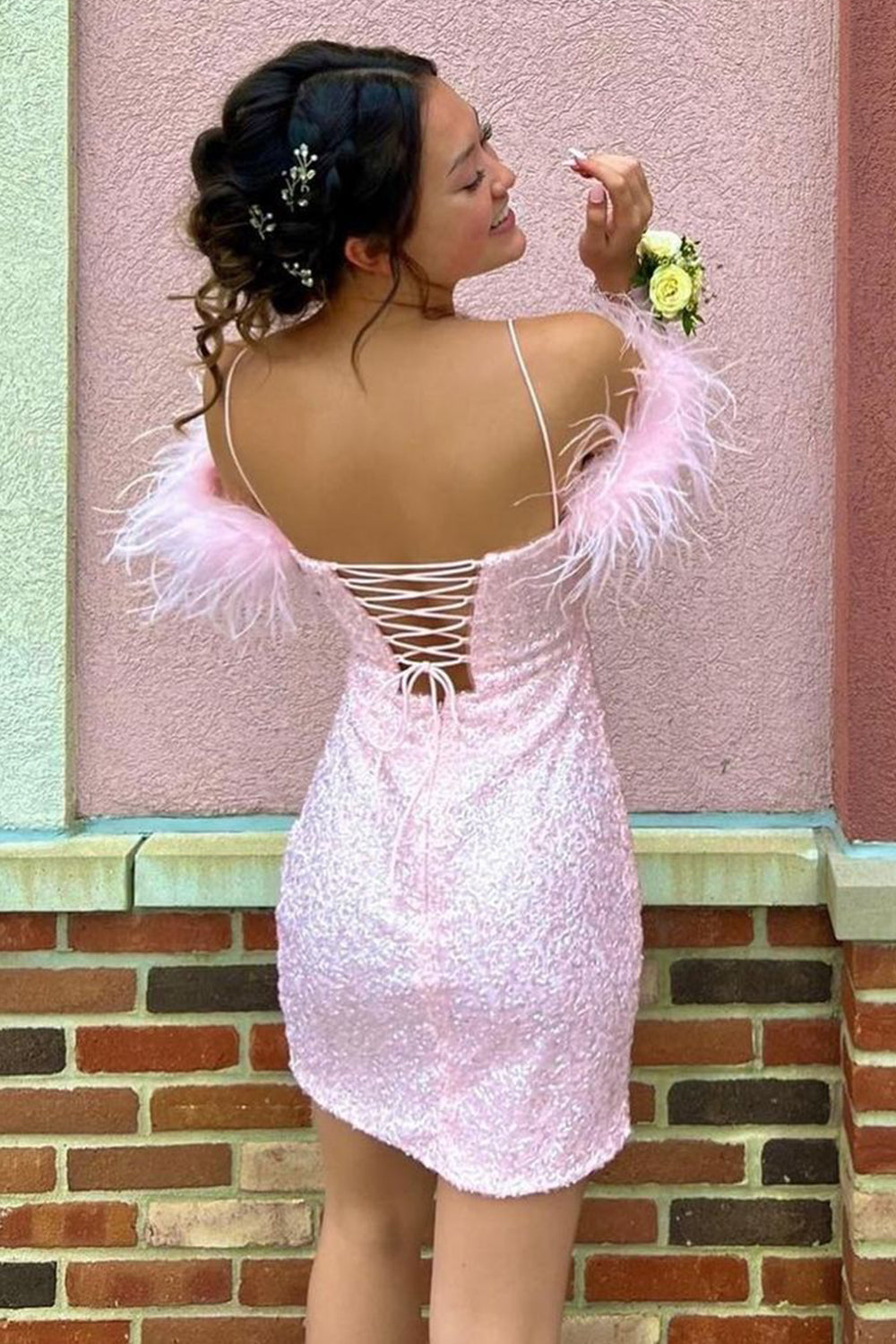 Vestido corto rosa de lentejuelas con hombros descubiertos y plumas, estilo tubo, para fiesta de bienvenida.