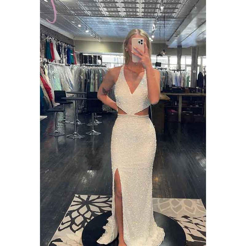 Robe de bal longue à bretelles croisées et découpes pailletées et col en V