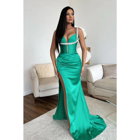 Vestido de fiesta de satén con tirantes finos, escote en V y abertura en la espalda. 