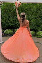 Robe de bal longue trapèze à fines bretelles et sequins