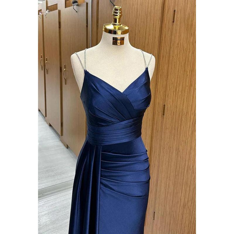 Vestido de fiesta sencillo e informal con tirantes finos, escote en V, sin mangas y fruncido