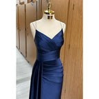 Vestido de fiesta sencillo e informal con tirantes finos, escote en V, sin mangas y fruncido
