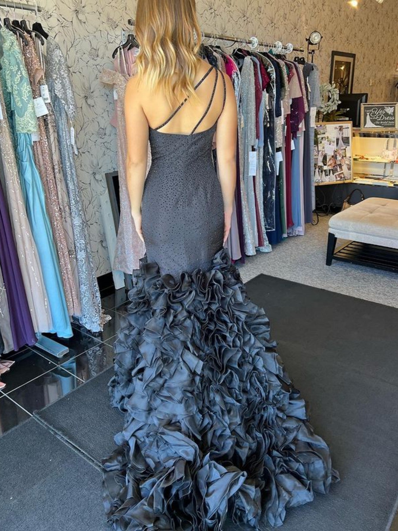 Vestido largo de fiesta negro de sirena con un solo hombro y lentejuelas escalonadas