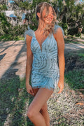 Robe de bal courte bleue moulante à décolleté plongeant et ornée de plumes