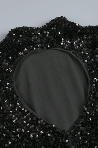 Vestido largo de noche con lentejuelas, cuello alto simulado, manga larga y abertura lateral. 