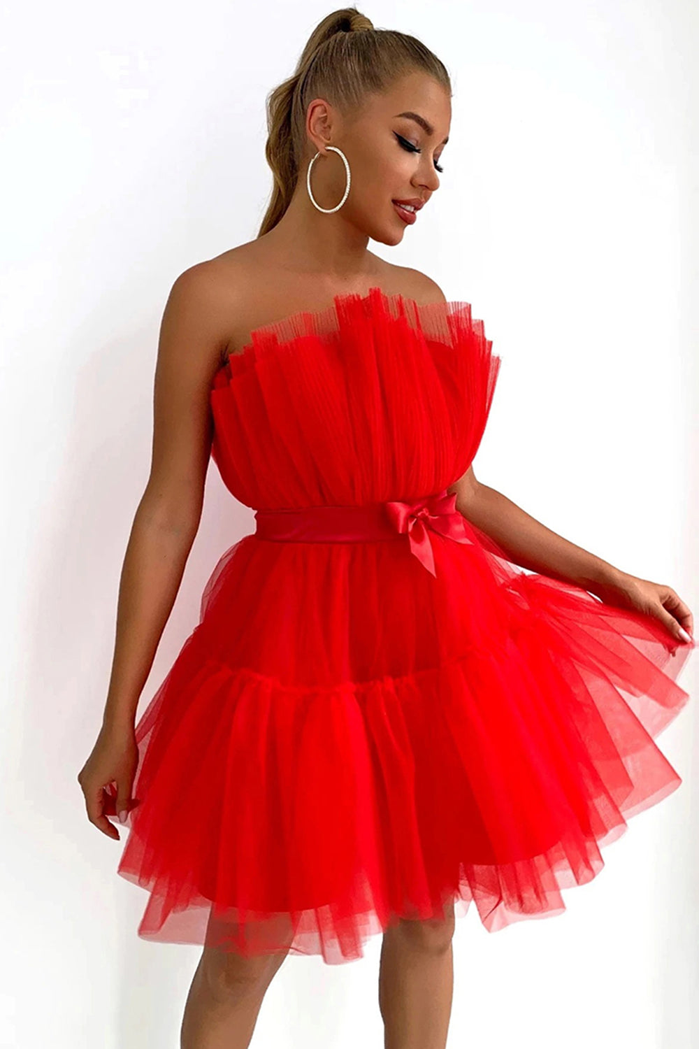Lindo vestido corto negro sin tirantes de corte en A para baile de bienvenida
