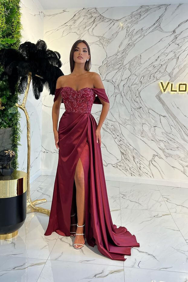 Impresionante vestido largo de sirena de satén con hombros descubiertos y abertura