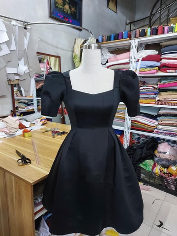 Robe midi rétro noire à manches bouffantes et col carré, coupe trapèze, pour femme (Y4960)